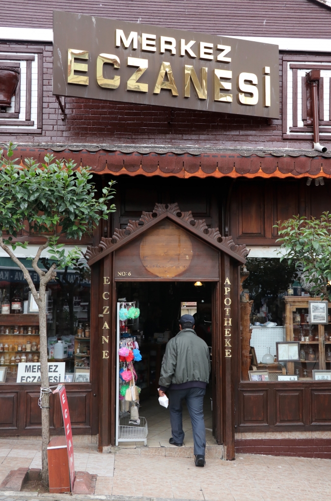 Büyükada'daki Merkez Eczanesi 148 yıldır aynı adreste, aynı kapıda